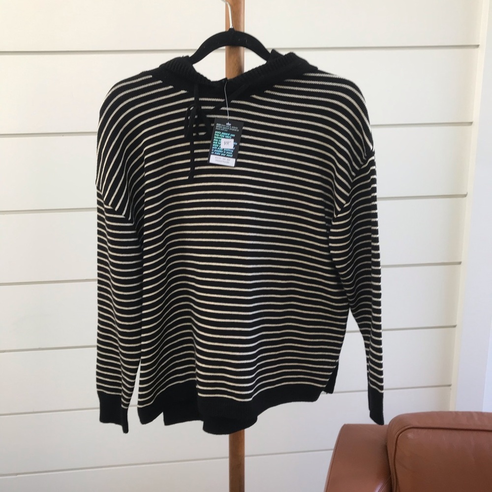 Onzie hooded sweater